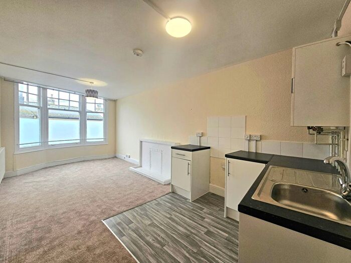 2 Bedroom Flat To Rent In Palace Avenue, Paignton, TQ3