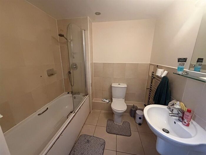 2 Bedroom Flat To Rent In Lankaster Gardens, London, N2