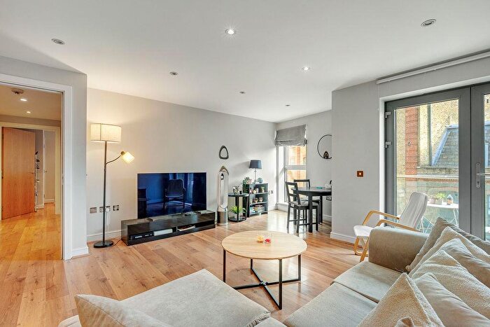 2 Bedroom Flat To Rent In Battersea Square, London, SW11