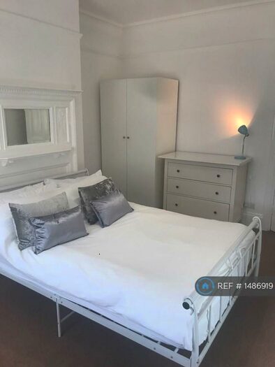 Studio To Rent In Yew Tree Road, Slough, SL1