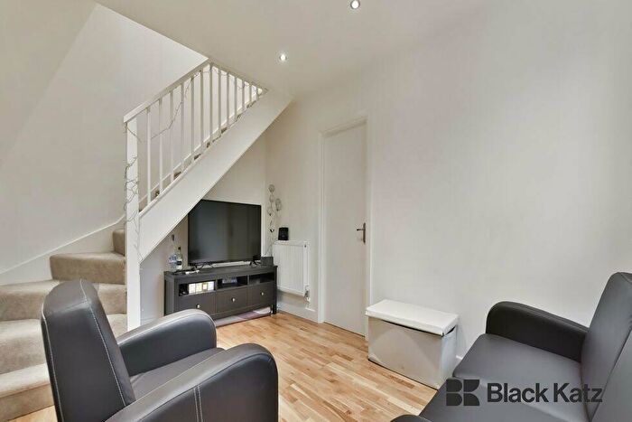 4 Bedroom Flat To Rent In Rowditch Lane, Battersea, SW11