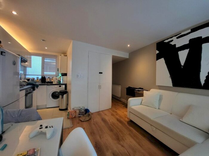 1 Bedroom Flat To Rent In Hetley Road, London, W12