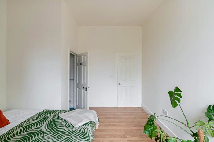 3 Bedroom Apartment For Sale In Old Ford Road, London, E2 - Photo 8