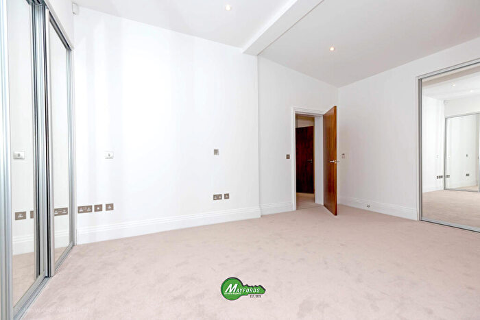 3 Bedroom Flat For Sale In Havanna Drive, London, NW11