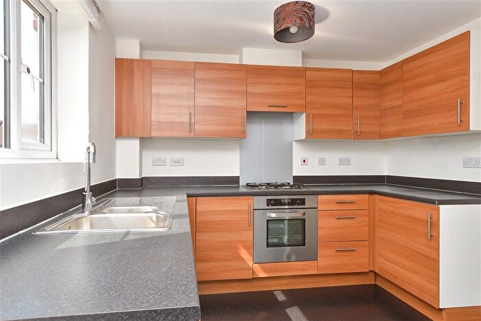2 Bedroom Flat For Sale In Abelyn Avenue, Sittingbourne, Kent, ME10