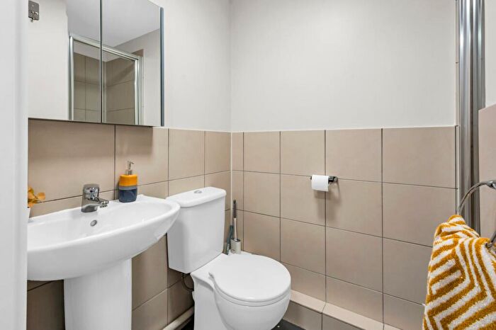 1 Bedroom Private Hall To Rent In Burley Road, Leeds, LS3