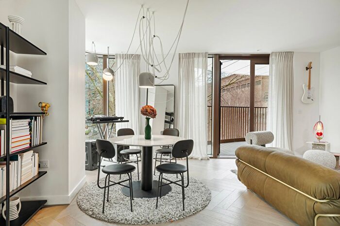 2 Bedroom Flat To Rent In Triptych Place, London, SE1