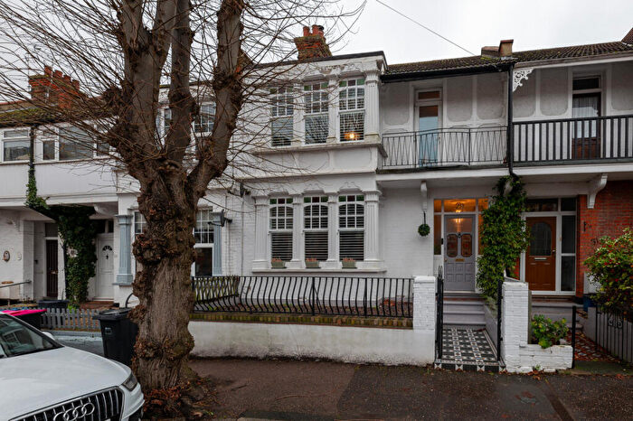 3 Bedroom Terraced House For Sale In Leighton Avenue, Leigh-on-sea, SS9