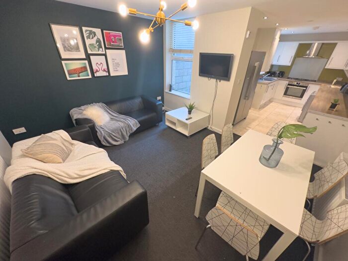 6 Bedroom House To Rent In Jubilee Drive, L7