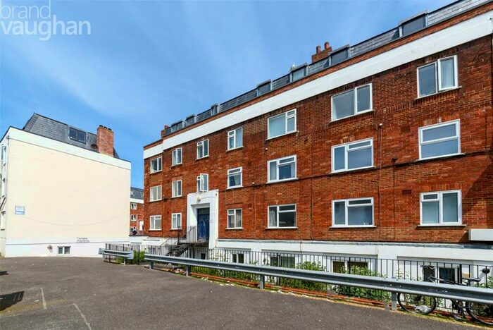 2 Bedroom Flat To Rent In Devonian Court, Park Crescent Place, Brighton, East Sussex, BN2
