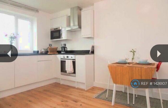 3 Bedroom Flat To Rent In Grinstead Rd, London, SE8