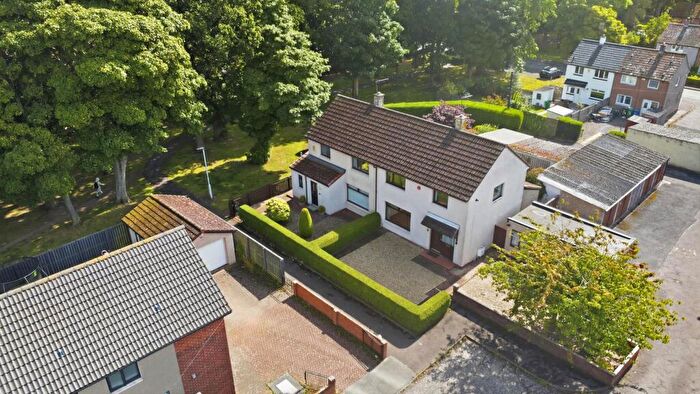 3 Bedroom Semi-Detached House For Sale In Swan Place, Glenrothes, KY6