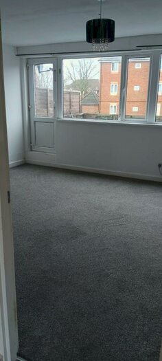 3 Bedroom Flat To Rent In Meadway Precinct, Reading, Berkshire, RG30