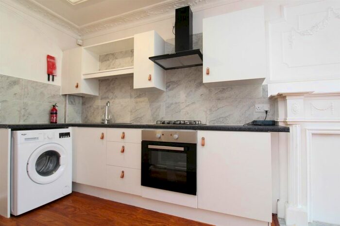 1 Bedroom Flat To Rent In Edward Avenue, Chingford, E4