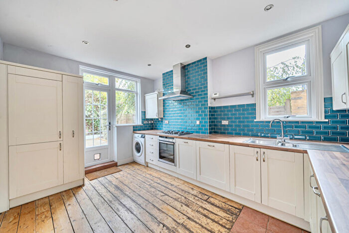 2 Bedroom Apartment For Sale In Hindmans Road, London, SE22