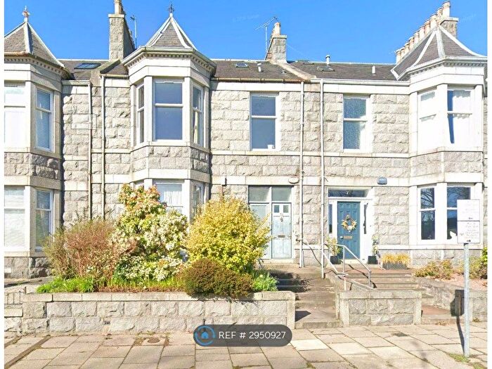 3 Bedroom Flat To Rent In Richmondhill Place, Aberdeen, AB15