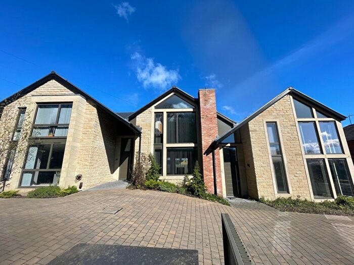 3 Bedroom Town House To Rent In Hopton Lane, Mirfield, Wakefield, WF14