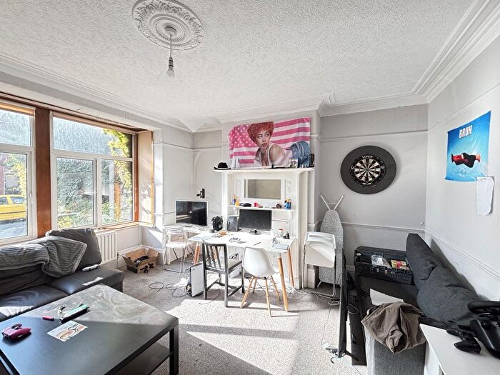 6 Bedroom Semi-Detached House To Rent In Headingley Avenue, Leeds, LS6