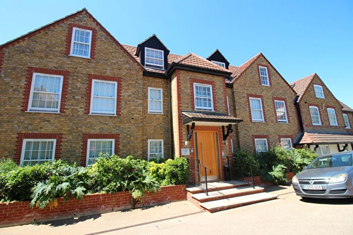 2 Bedroom Flat To Rent In Highfield Court, Highfield Road, Bushey, Herts, WD23