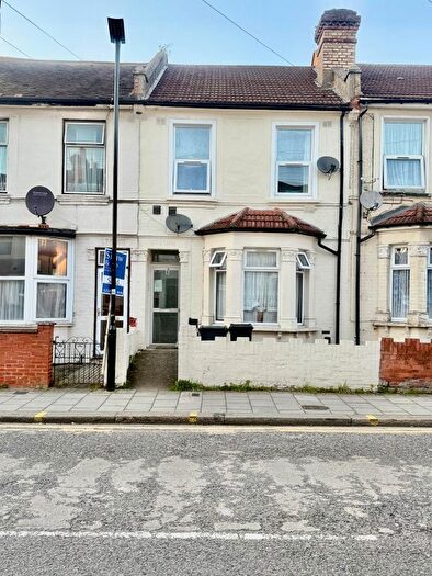 3 Bedroom Terraced House For Sale In Cecil Road, Hounslow, TW3