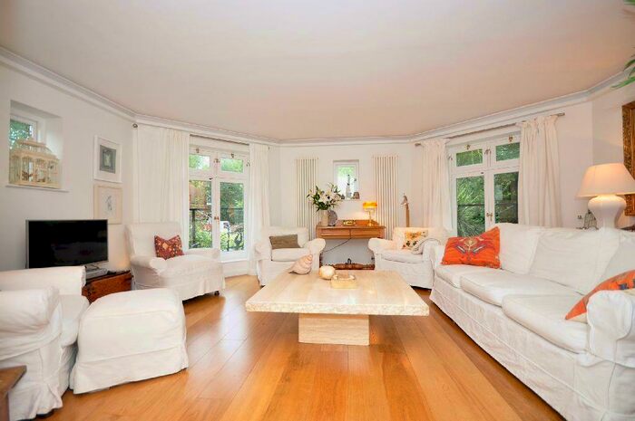 3 Bedroom Flat To Rent In Fitzjohns Avenue, Hampstead Village, NW3