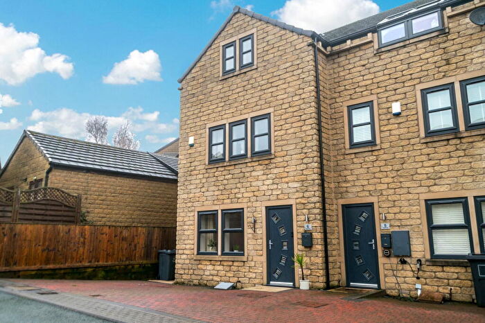 4 Bedroom Town House For Sale In Field Fold, Skelmanthorpe, HD8