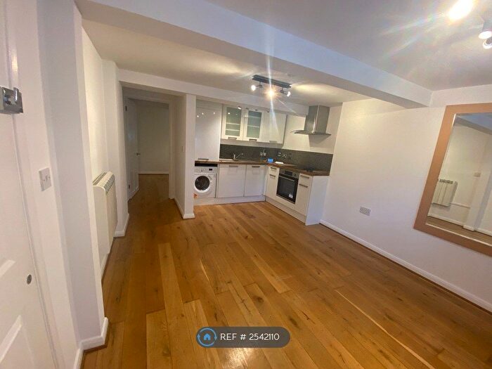 1 Bedroom Flat To Rent In Muirfield Close, Reading, RG1