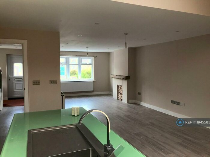 3 Bedroom Semi-Detached House To Rent In Meadow Road, Henley-In-Arden, B95