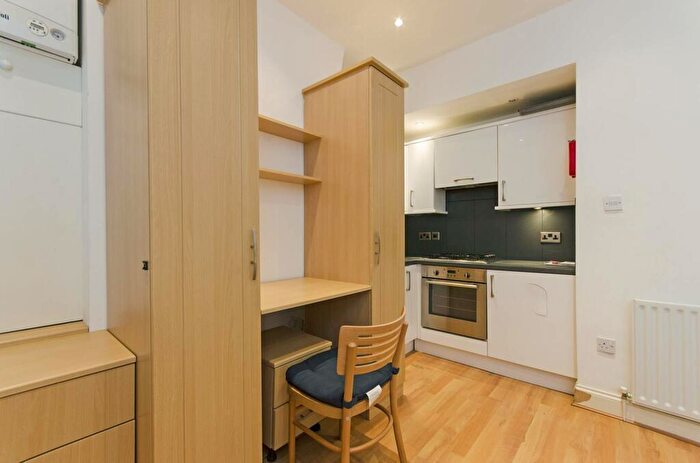 Flat To Rent In Ballards Lane, London, N3