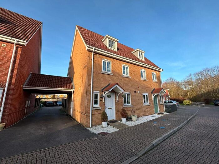 3 Bedroom Semi-Detached House To Rent In Knightwood Close, Farnborough, GU14
