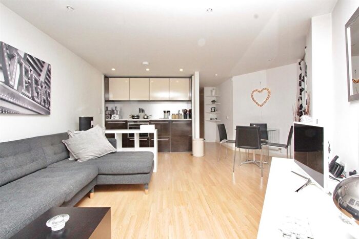 1 Bedroom Flat To Rent In Blue Court, Sherborne Street, N1