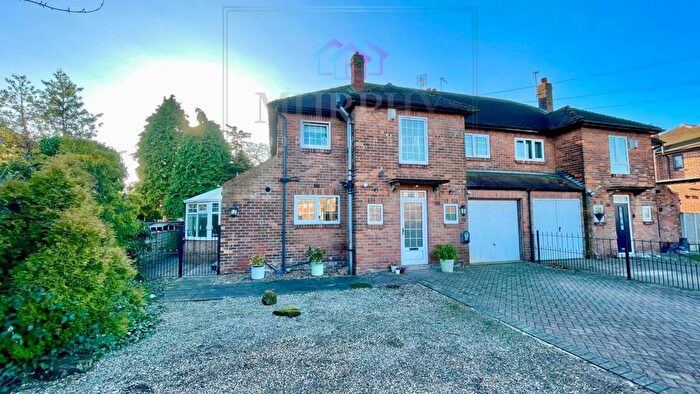 4 Bedroom Semi-Detached House For Sale In Crest Drive, Pontefract, West Yorkshire, WF8