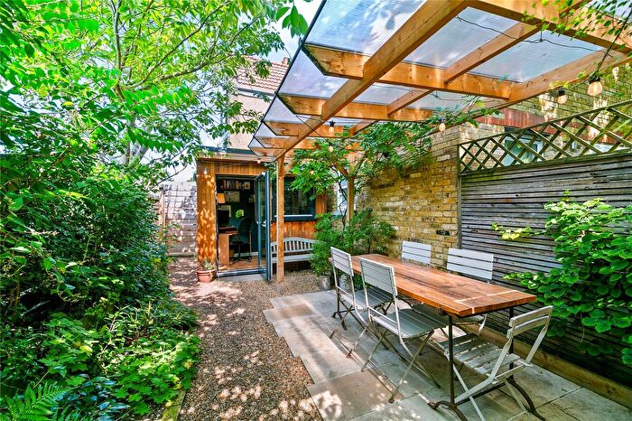 1 Bedroom Flat For Sale In Chilton Road, Kew, Surrey, TW9