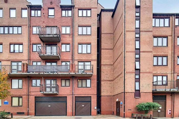 2 Bedroom Flat To Rent In Amsterdam Road, Isle Of Dogs, London, E14