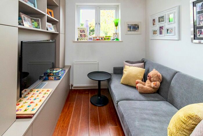 5 Bedroom Detached House For Sale In Edgwarebury Lane, Edgware, HA8