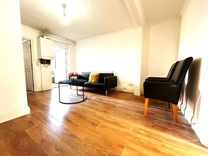 2 Bedroom Flat To Rent In Glenmore Lawns, Ealing, W13