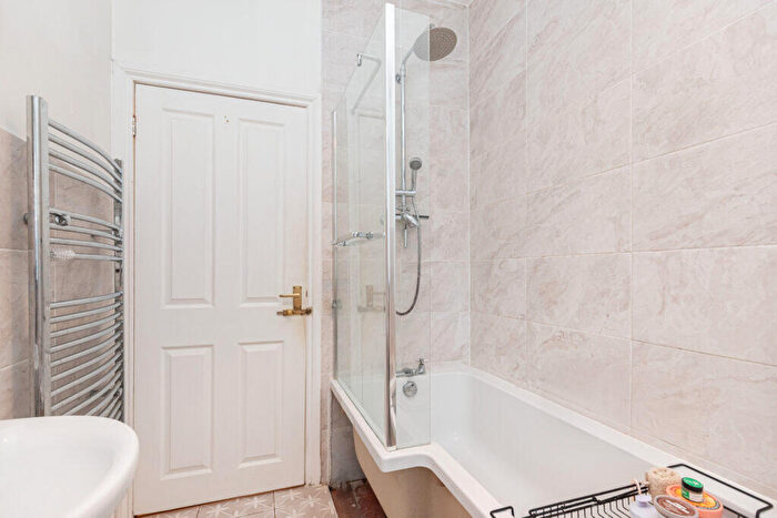 2 Bedroom Flat For Sale In Ensbury Avenue, Bournemouth, Dorset, BH10