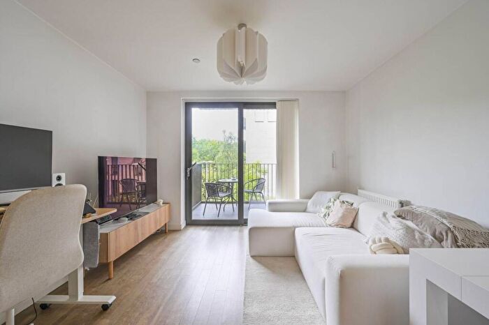 1 Bedroom Flat To Rent In Kingfisher Heights, Silvertown, London, E16