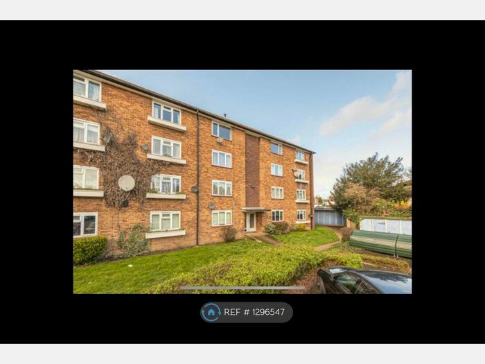 2 Bedroom Flat To Rent In Capel Close, London N20