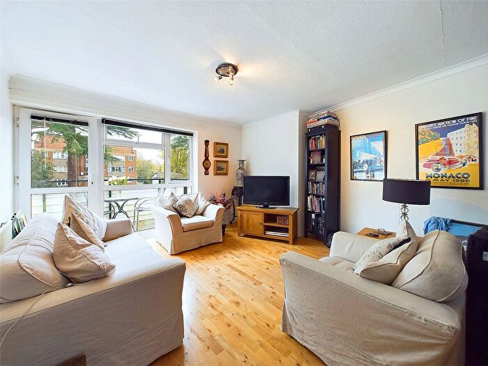 3 Bedroom Flat To Rent In Glamorgan Road, Hampton Wick, Kingston Upon Thames, KT1