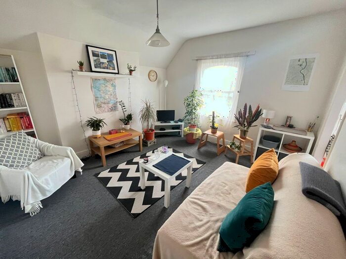 1 Bedroom Flat To Rent In Robinson Road, Colliers Wood, London, SW17