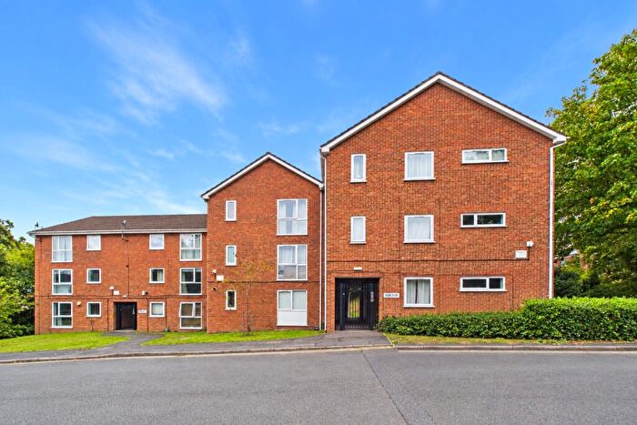 2 Bedroom Flat For Sale In Epping Close, Reading, Berkshire, RG1
