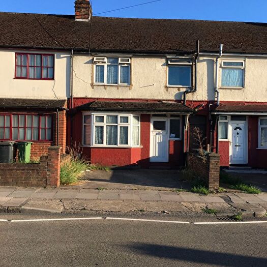 3 Bedroom Semi-Detached House To Rent In Dunstable Road, Luton, LU4