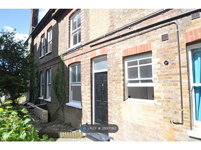 1 Bedroom Flat To Rent In Castle View Road, Rochester, ME2