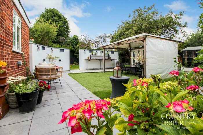 5 Bedroom Detached House To Rent In Bromham Road, Bedford, MK40