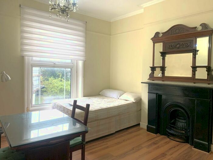 Flat To Rent In Camden Park Road, Camden, NW1