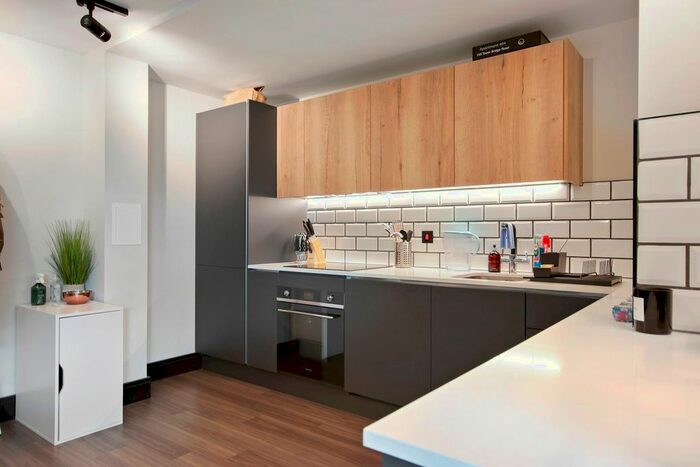 2 Bedroom Flat To Rent In Tower Bridge Road, London, SE1