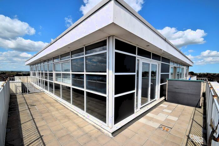 3 Bedroom Flat To Rent In Penthouse, West Road, SS0