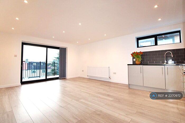 2 Bedroom Flat To Rent In Laurel Court, South Croydon, CR2