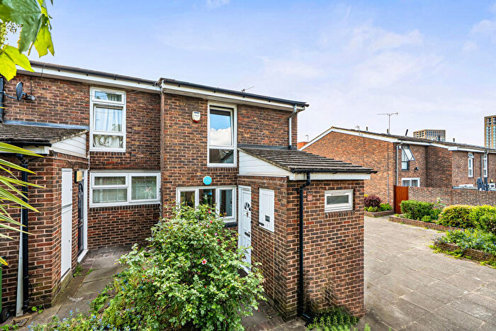 2 Bedroom End Of Terrace House For Sale In Dawson Close, Woolwich, SE18